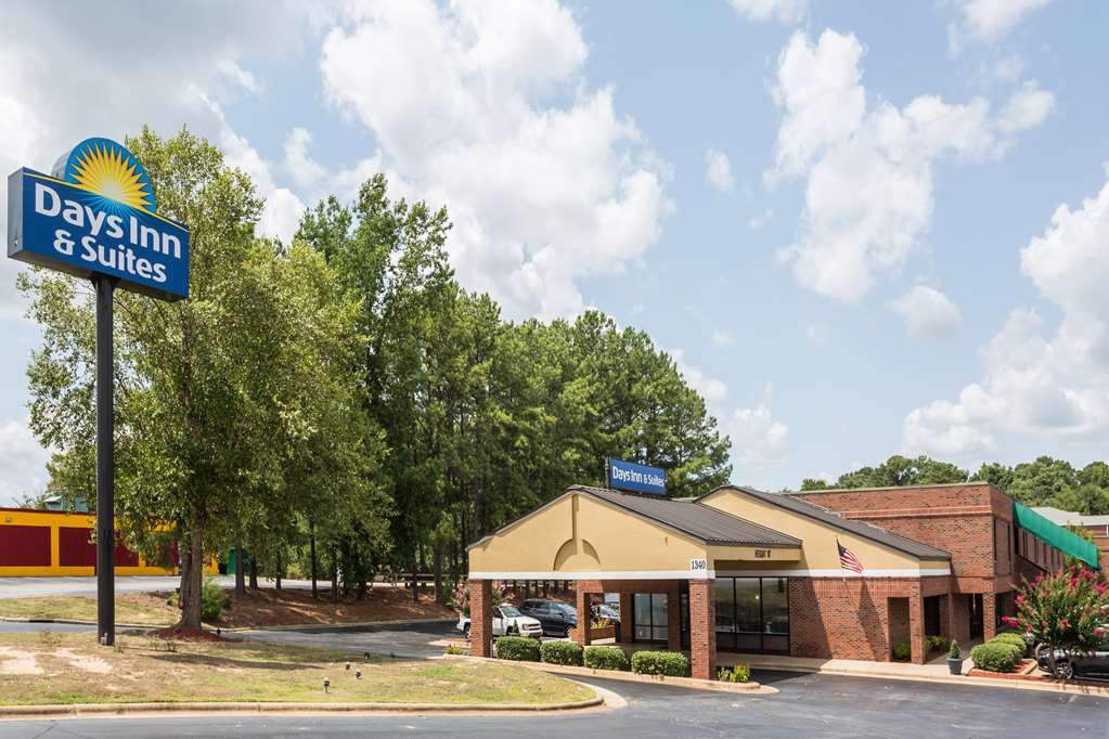Days Inn & Suites By Wyndham Rocky Mount Golden East Exterior photo
